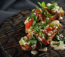 Брускетта с лососем