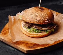 Бургер с рваной говядиной