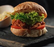 Бургер с курицей криспи