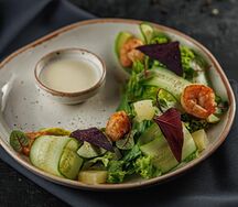 Кубинский салат с авокадо и креветками