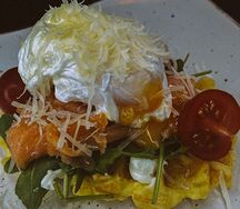 Картофельная вафля с яйцом пашот и лососем