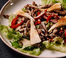 Салат теплый с телятиной