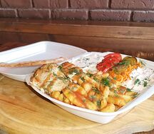 Шаурма в тарелке с курицей