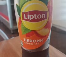 Холодный чёрный чай Lipton Персик
