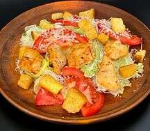 Салат Цезарь с куриным шашлычком
