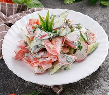Салат овощной со сметаной