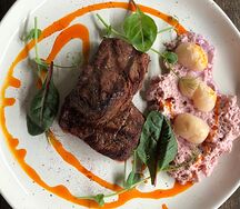 Филе миньон с ягодами личи