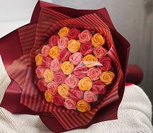 Букет из красных, оранжевых и розовых шоколадных роз
