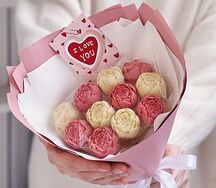 Букет из белых и розовых шоколадных пионов