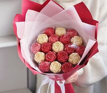 Букет из белых, красных и розовых шоколадных пионов