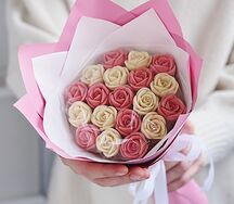 Букет из белых и розовых шоколадных роз