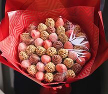 Букет Яркие моменты из клубники в шоколаде