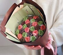 Букет из коричневых, зеленых и розовых шоколадных роз