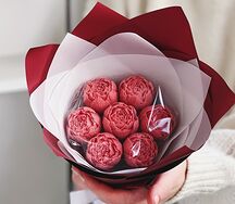 Букет из розовых шоколадных пионов