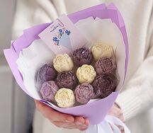 Букет из белых и лавандовых шоколадных пионов