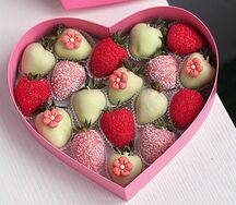 Клубника в шоколаде Розовое сердце с цветочками