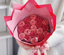 Букет из красных и розовых шоколадных роз