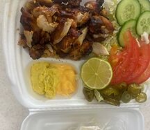 Шаверма в тарелке с мясом