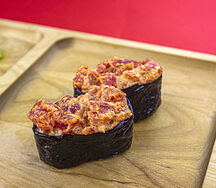 Острые суши с лососем