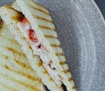 Сэндвич с курицей в соусе блю чиз