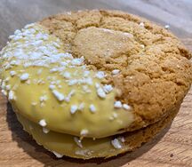 Вупи пай лимонный с меренговой крошкой