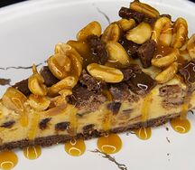 Чизкейк карамельный с арахисом