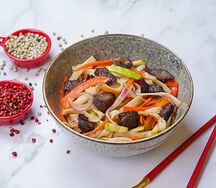 С говядиной, овощами и соусом