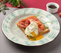 Бриошь с лососем и яйцом пашот