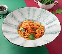 Спагетти с тигровыми креветками в томатном соусе