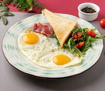 Глазунья с беконом