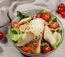 Салат Цезарь с курицей