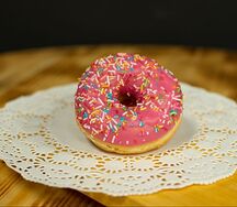 Донат клубничный