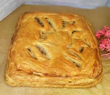 Пирог с капустой и яйцом из слоёного теста