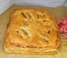 Пирог с зеленым луком и яйцом из слоёного теста
