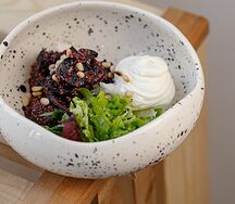 Салат с вяленой свёклой, киноа и сырным муссом