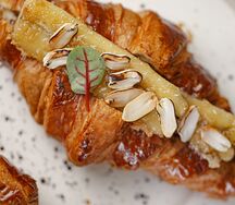 Круассан с шоколадным кремом, карамельным бананом и арахисом