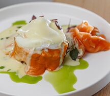 Запечённый батат с яйцом пашот, семгой и соусом