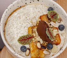 Овсяная каша с карамельным бананом и шоколадным кремом