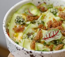 Салат с рваной уткой и маринованным цукини