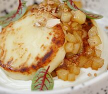 Сладкие сырники с запечёнными яблоками
