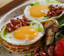 Глазунья с картофельными оладьями и беконом