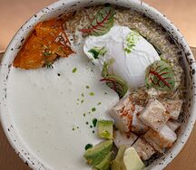 Каша из зеленой гречки с яйцом пашот, авокадо и куриной грудкой