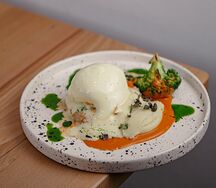 Бифштекс из куриного бедра с яйцом пашот, брокколи и картофельным пюре