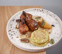 Куриные голени с драниками из цукини и кремом том ям