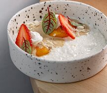 Рисовая каша с персиками и соусом Бейлиз