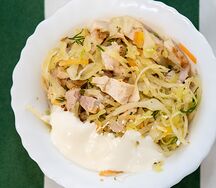 Салат из запеченного мяса и свежей капусты