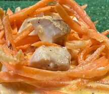 Хитрый салат из чесночной морковки и белого мяса