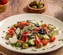 Салат Греческий с брынзой и соусом песто