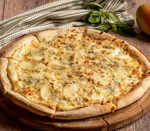 Пицца с грушей и горгонзолой