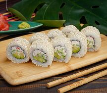 Ролл Калифорния с кунжутом
